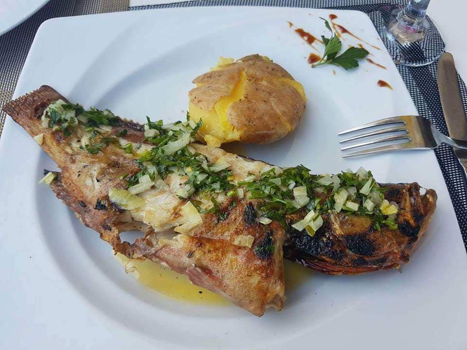 Garoupa grelhada com batata murro